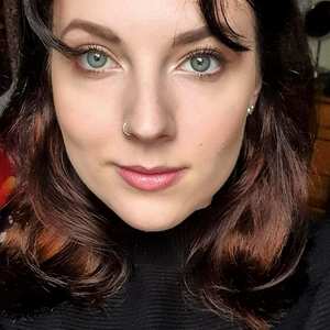 Shannon Murray has blue eyes, dark hair and a nose ring