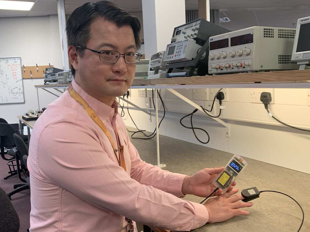 Jasin Xiao Guo of USW with the pulse oximeter