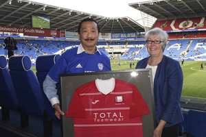 Vincent Tan and Professor Helen Langton, USW Deputy Vice-Chancellor, at the launch of the USW/CCFC partnership to train coaches from China. Neil Gibson, August 2017